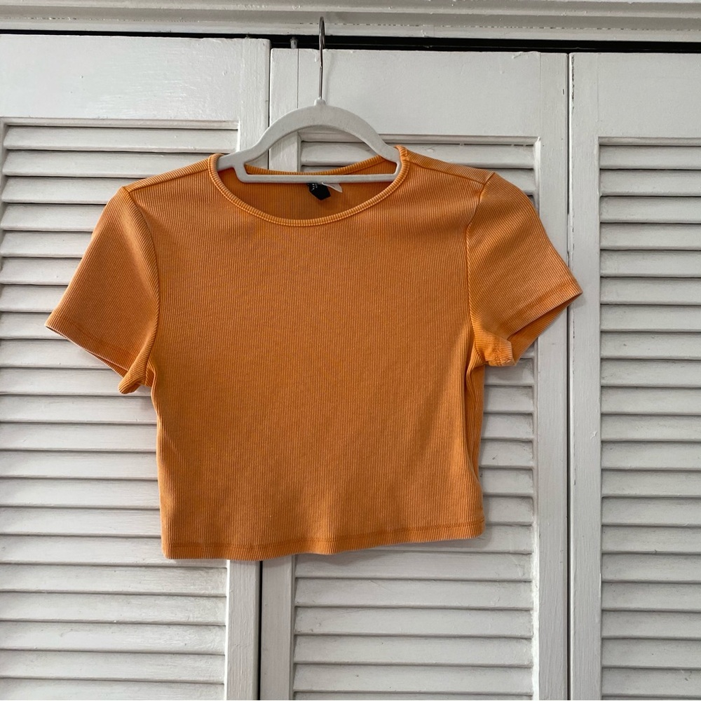 Orange short sleeve cropped top